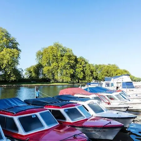 Radiant Retreat Datchet-12 Mins To Heathrow Close To Windsor ,Legoland, Eton And Slough Exterior photo