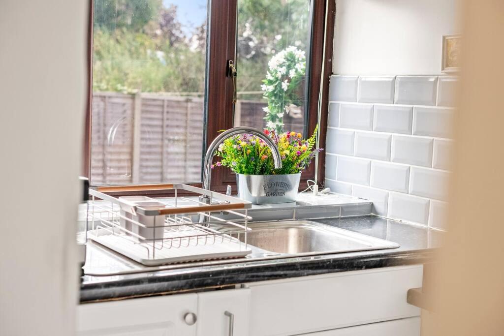 Radiant Retreat Datchet-12 Mins To Heathrow Close To Windsor ,legoland, Eton And Slough