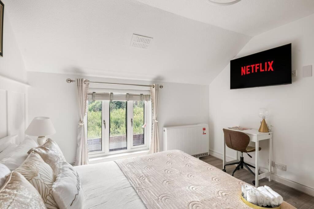 Radiant Retreat Datchet-12 Mins To Heathrow Close To Windsor ,legoland, Eton And Slough
