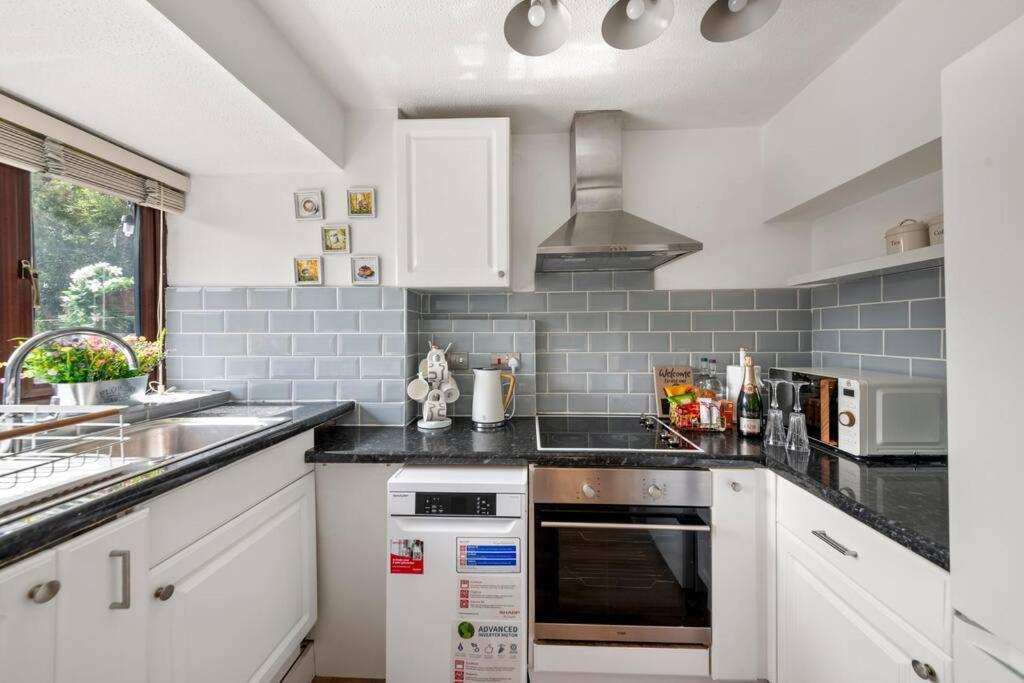 Radiant Retreat Datchet-12 Mins To Heathrow Close To Windsor ,legoland, Eton And Slough Holiday home *