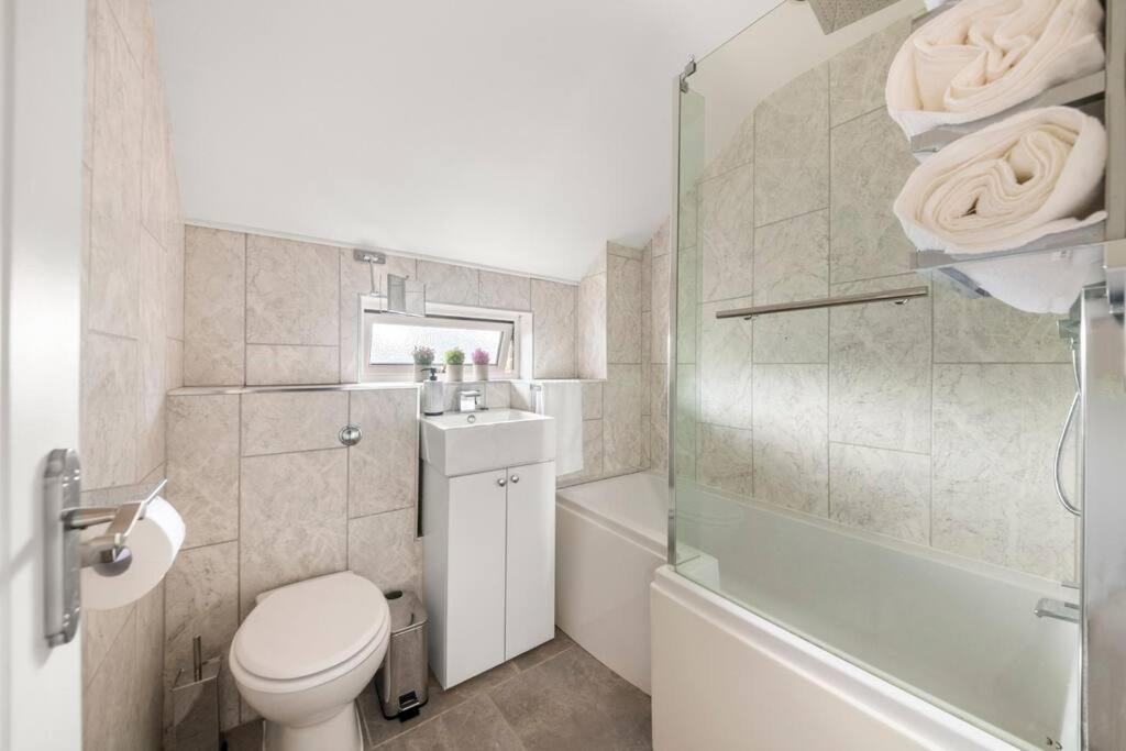 Radiant Retreat Datchet-12 Mins To Heathrow Close To Windsor ,legoland, Eton And Slough *
